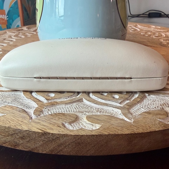 👓Calvin Klein Hard Glasses Case in White & Black w/Velvet Interior, EUC, Clean! - Picture 4 of 10